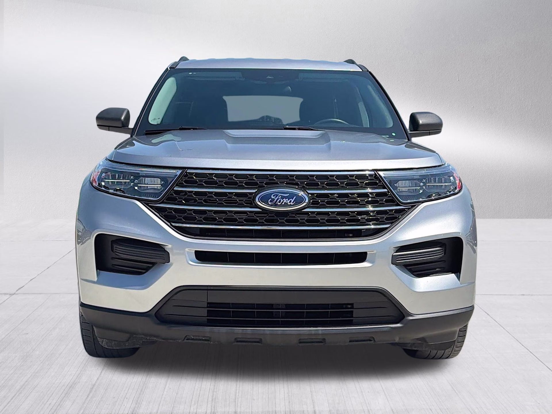 2024 Iconic Silver Metallic Ford Explorer XLT 4X4 SUV