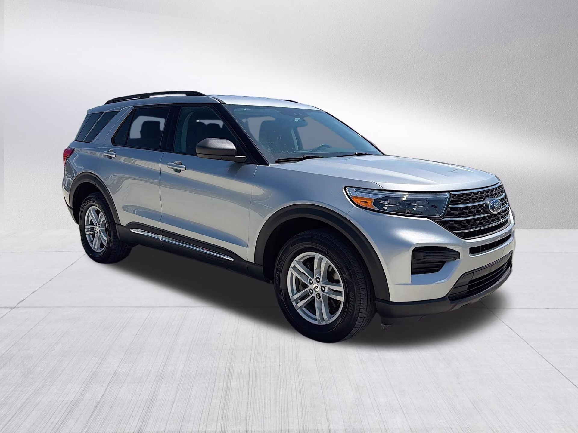 2024 Iconic Silver Metallic Ford Explorer XLT 4X4 SUV