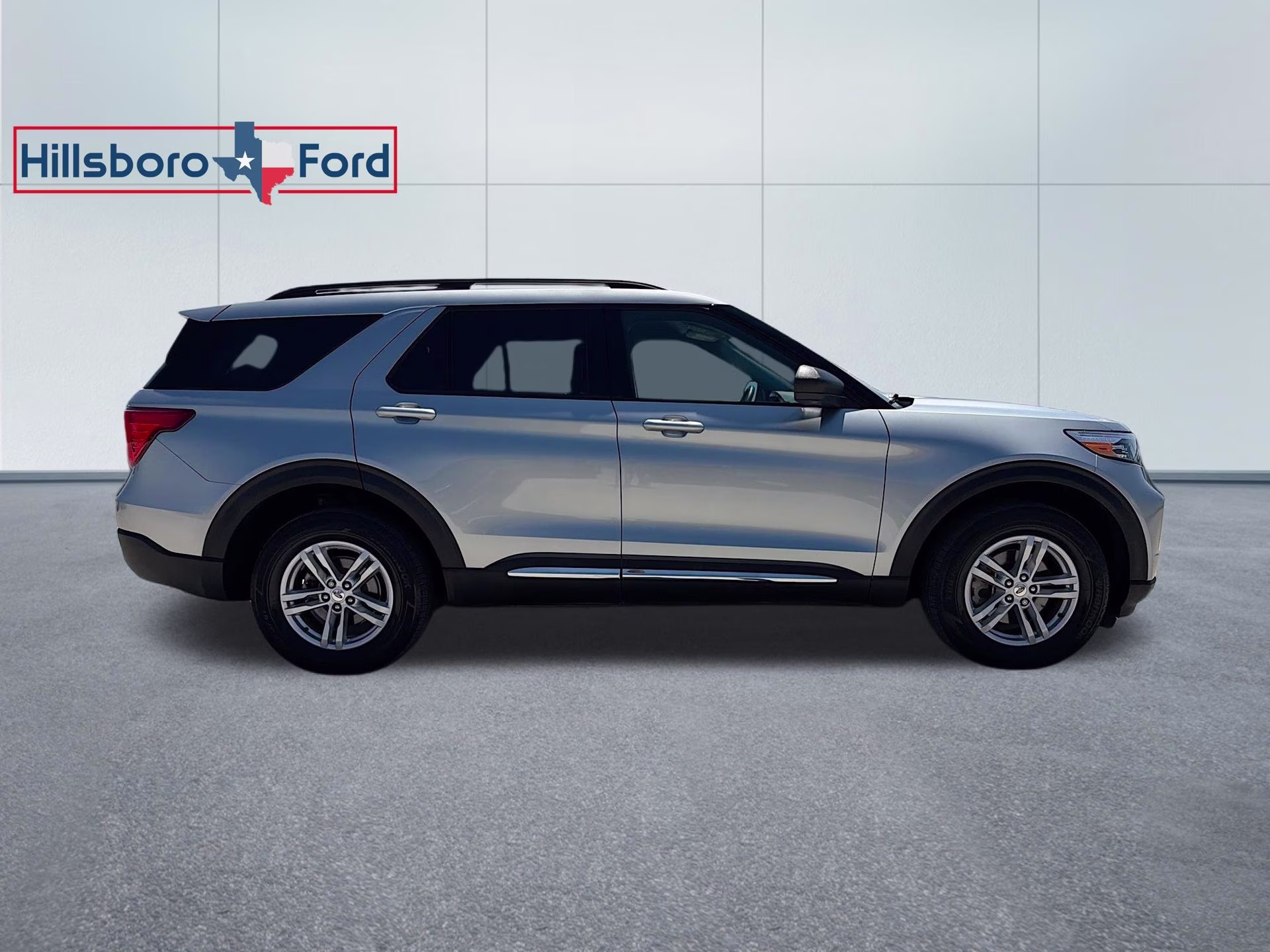 2024 Iconic Silver Metallic Ford Explorer XLT 4X4 SUV