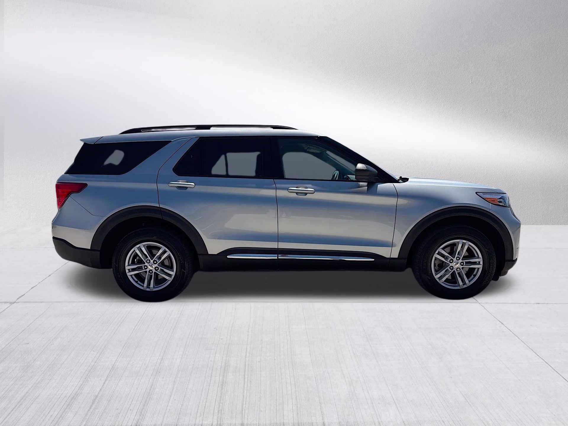 2024 Iconic Silver Metallic Ford Explorer XLT 4X4 SUV