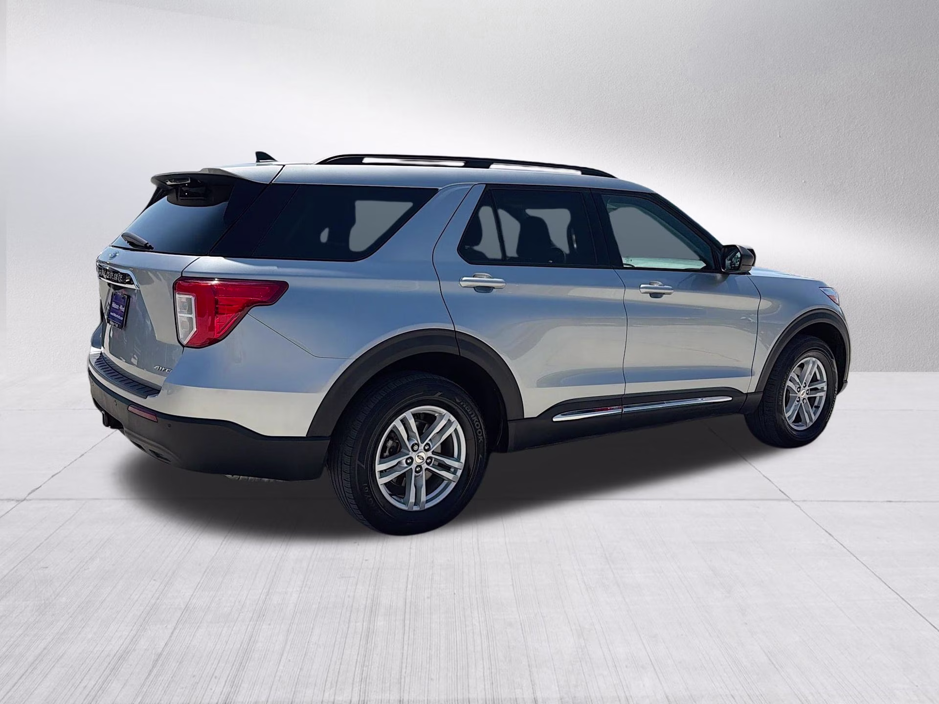 2024 Iconic Silver Metallic Ford Explorer XLT 4X4 SUV