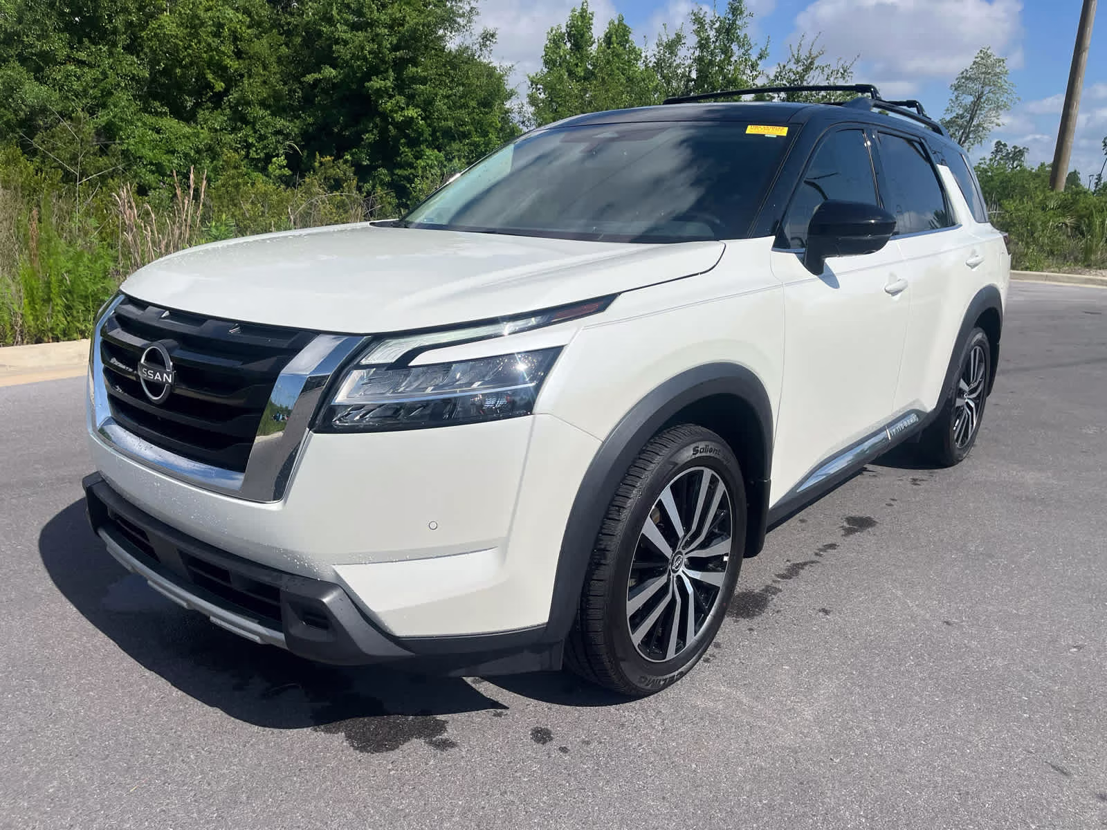 2023 Pearl White Tricoat/Super Black Nissan Pathfinder Platinum FWD SUV