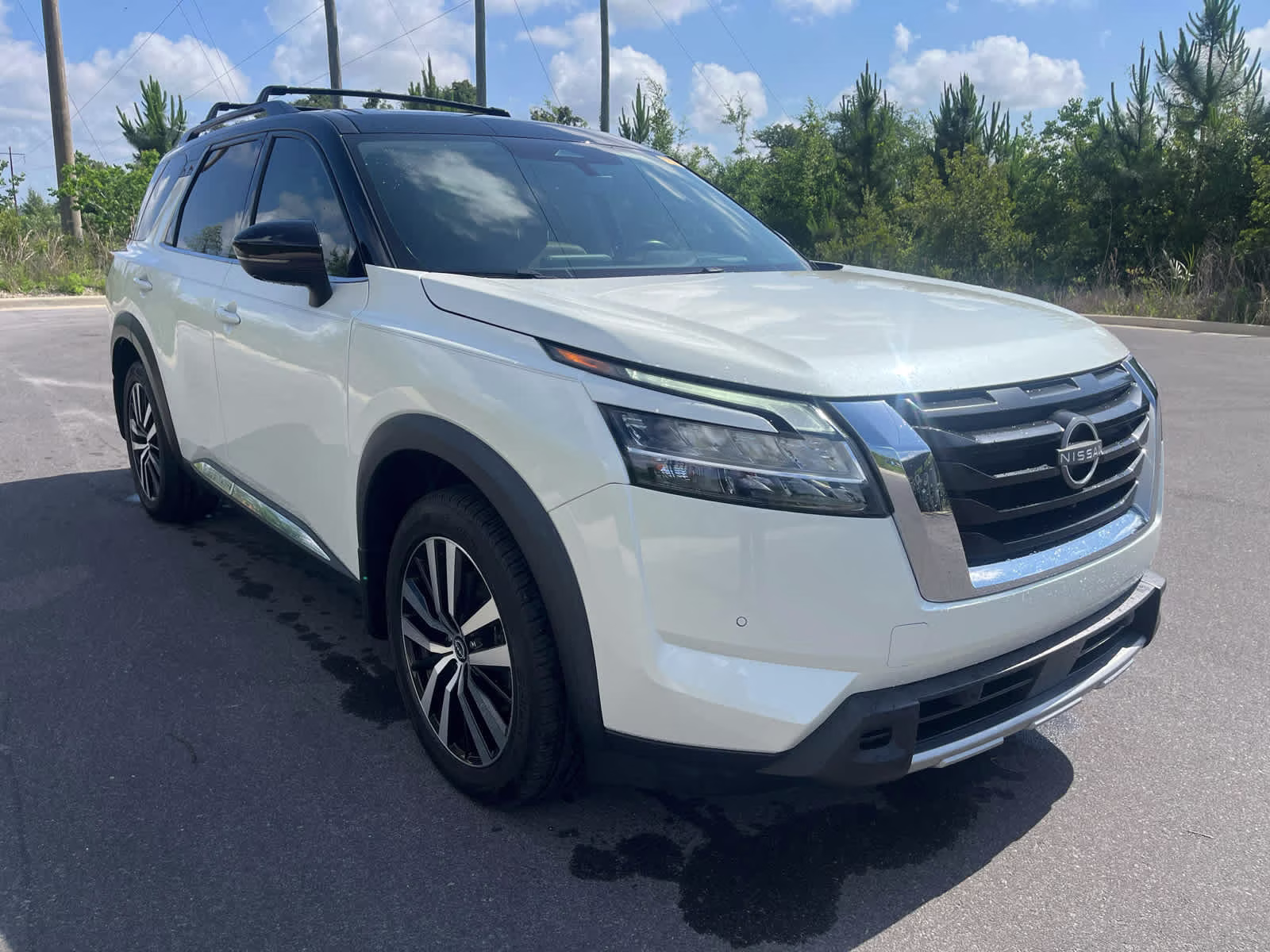 2023 Pearl White Tricoat/Super Black Nissan Pathfinder Platinum FWD SUV