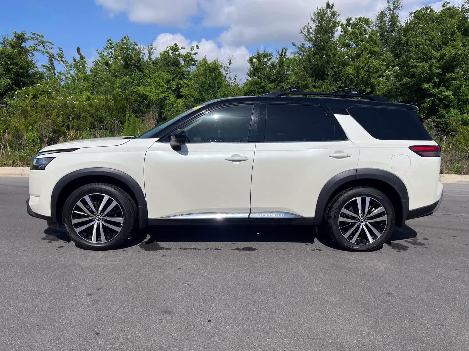 2023 Pearl White Tricoat/Super Black Nissan Pathfinder Platinum FWD SUV