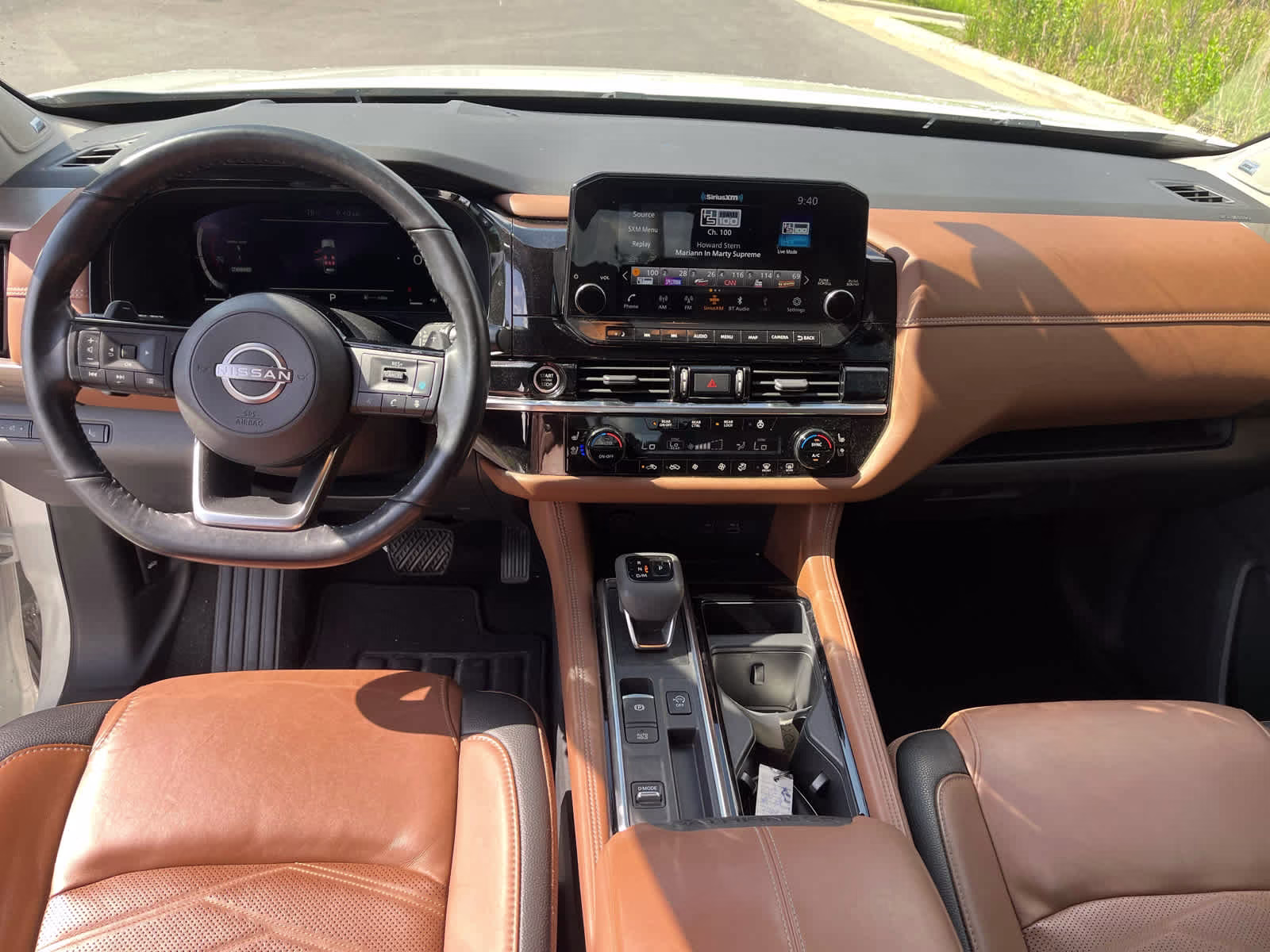 2023 Pearl White Tricoat/Super Black Nissan Pathfinder Platinum FWD SUV