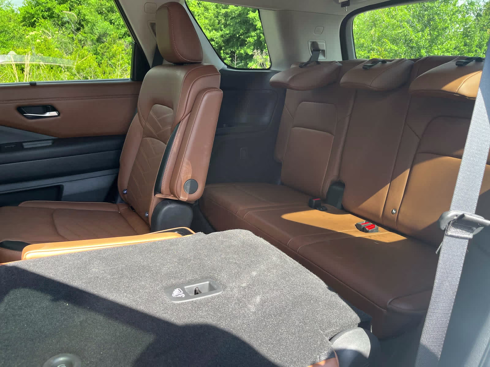 2023 Pearl White Tricoat/Super Black Nissan Pathfinder Platinum FWD SUV