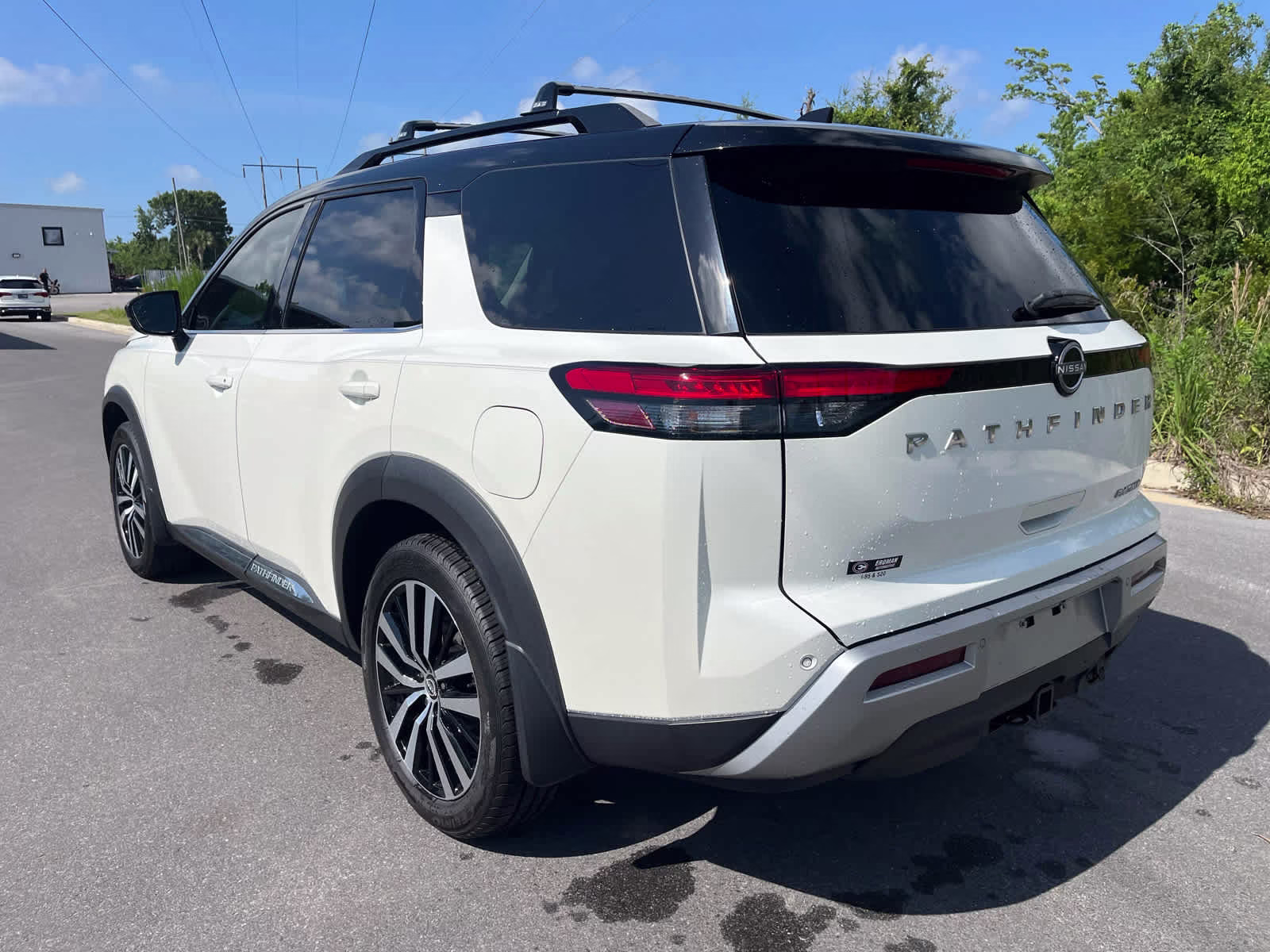 2023 Pearl White Tricoat/Super Black Nissan Pathfinder Platinum FWD SUV