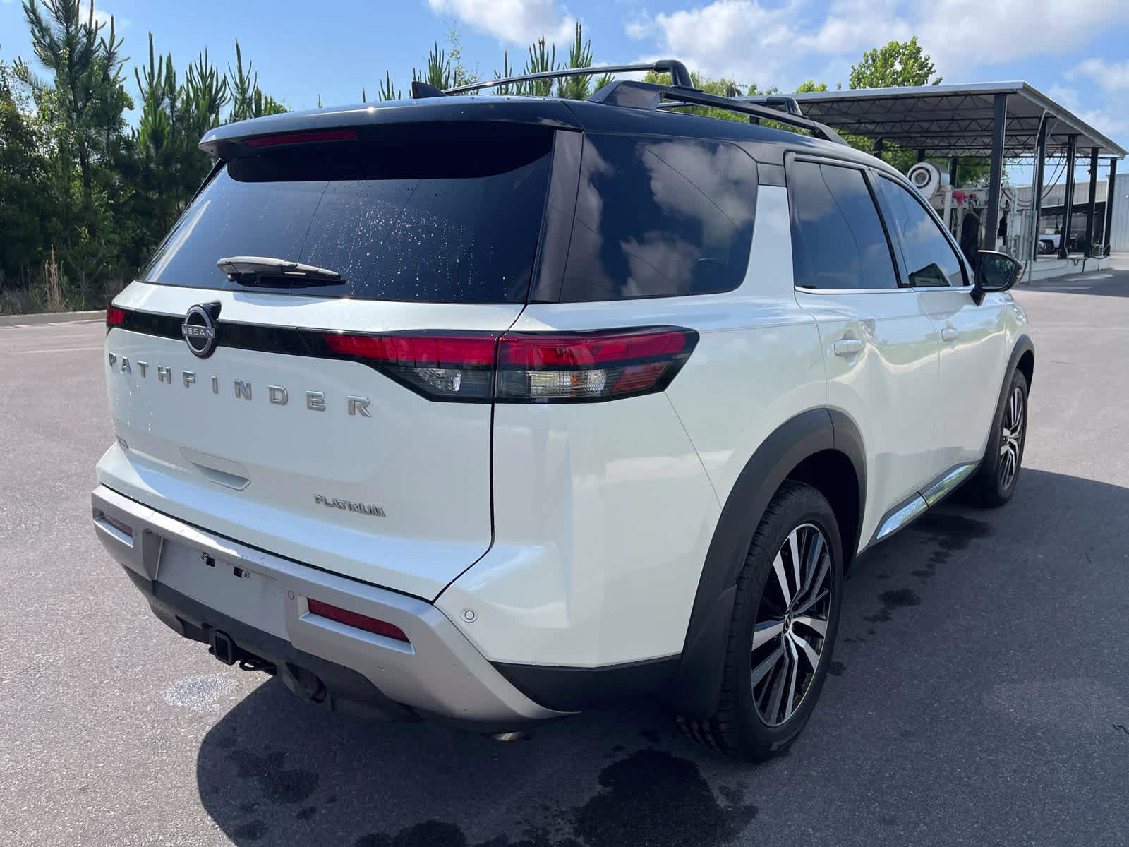 2023 Pearl White Tricoat/Super Black Nissan Pathfinder Platinum FWD SUV