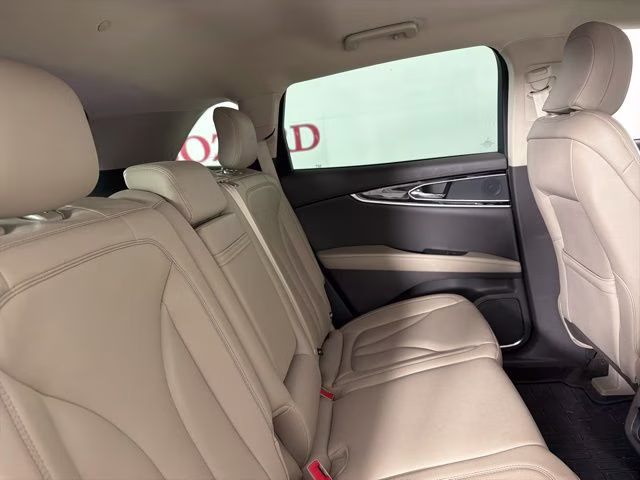 2022 White Metallic Lincoln Nautilus Standard FWD SUV