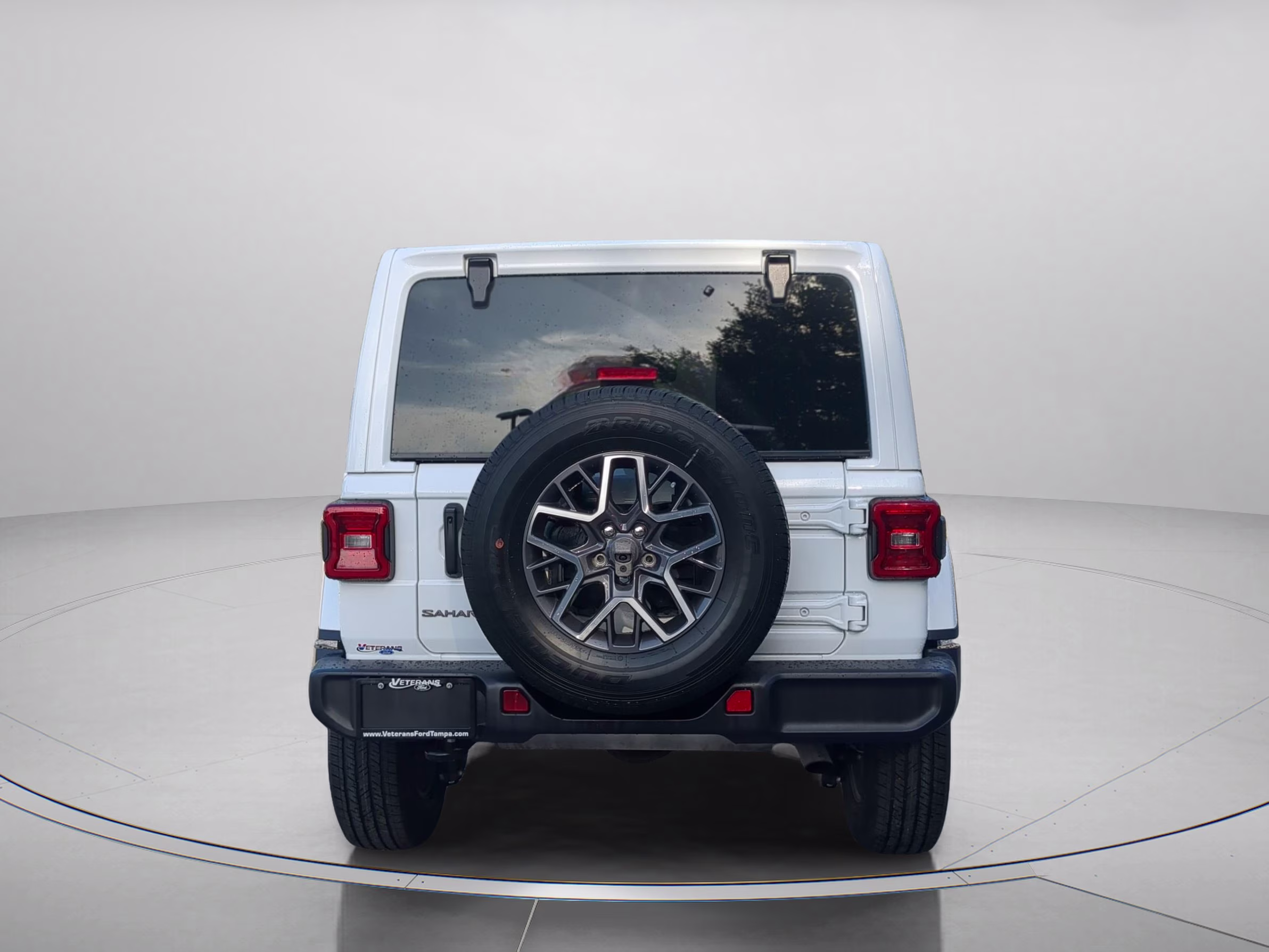 2025 Bright White Clearcoat Jeep Wrangler Sahara 4X4 Convertible