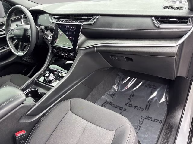 2025 Silver Zynith Jeep Grand Cherokee Laredo RWD SUV