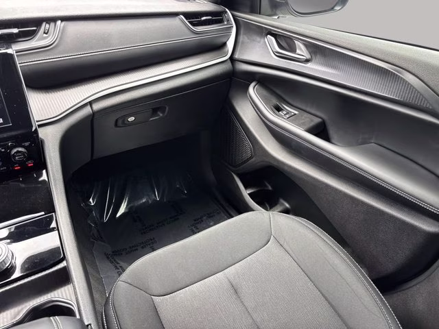 2025 Silver Zynith Jeep Grand Cherokee Laredo RWD SUV