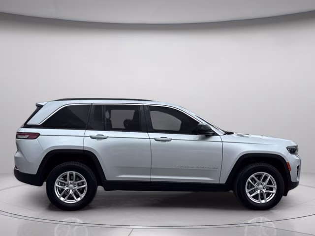 2025 Silver Zynith Jeep Grand Cherokee Laredo RWD SUV