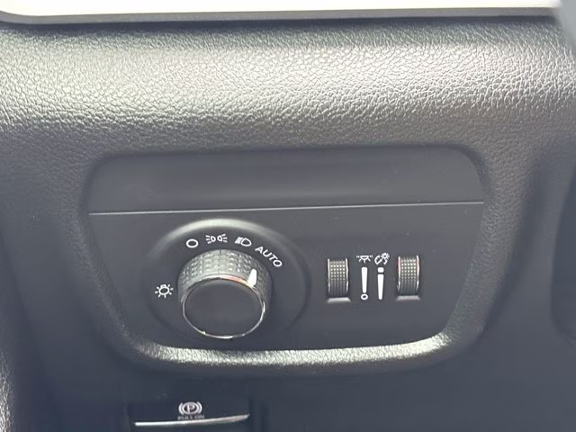 2025 Silver Zynith Jeep Grand Cherokee Laredo RWD SUV