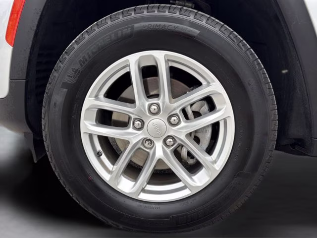 2025 Silver Zynith Jeep Grand Cherokee Laredo RWD SUV