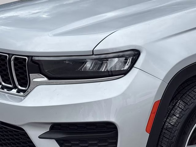 2025 Silver Zynith Jeep Grand Cherokee Laredo RWD SUV