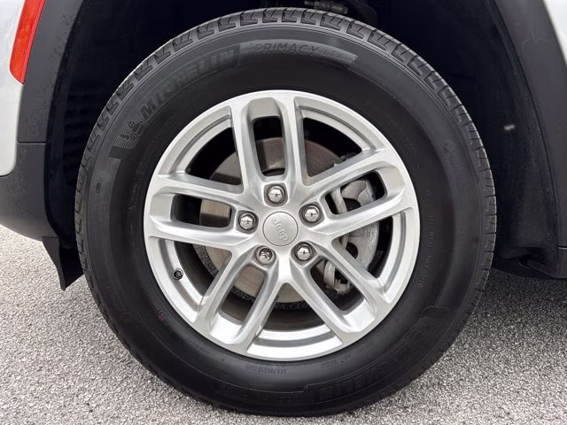 2025 Silver Zynith Jeep Grand Cherokee Laredo X RWD SUV