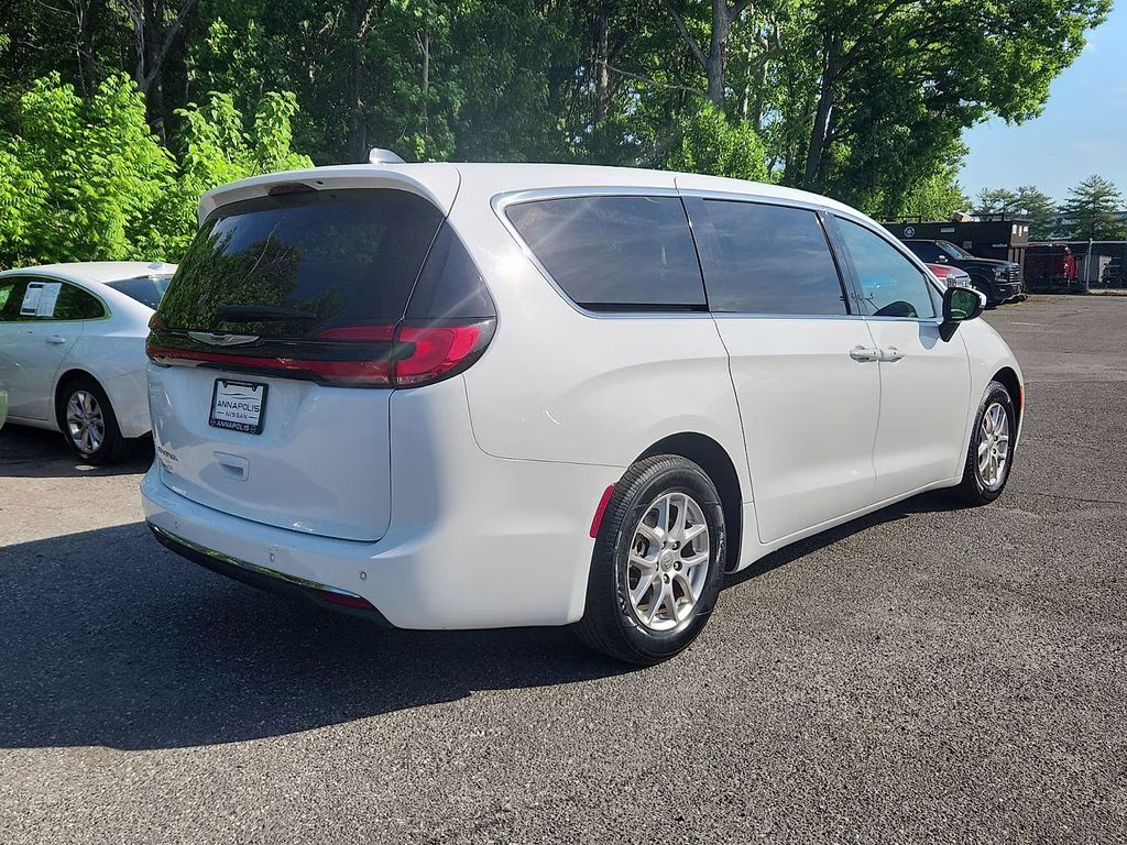 2023 Bright White Clearcoat Chrysler Pacifica Touring L FWD Van