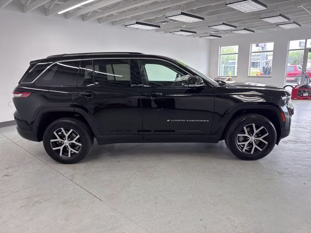 2023 Diamond Black Crystal Pearlcoat Jeep Grand Cherokee Limited 4X4 SUV