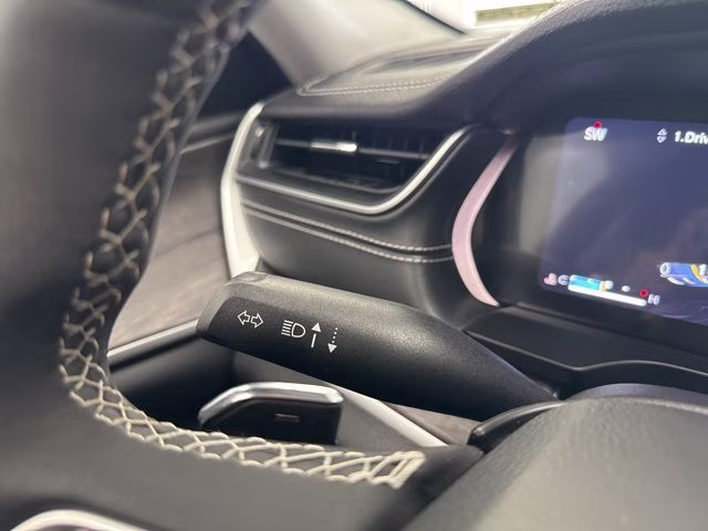 2023 Diamond Black Crystal Pearlcoat Jeep Grand Cherokee Limited 4X4 SUV
