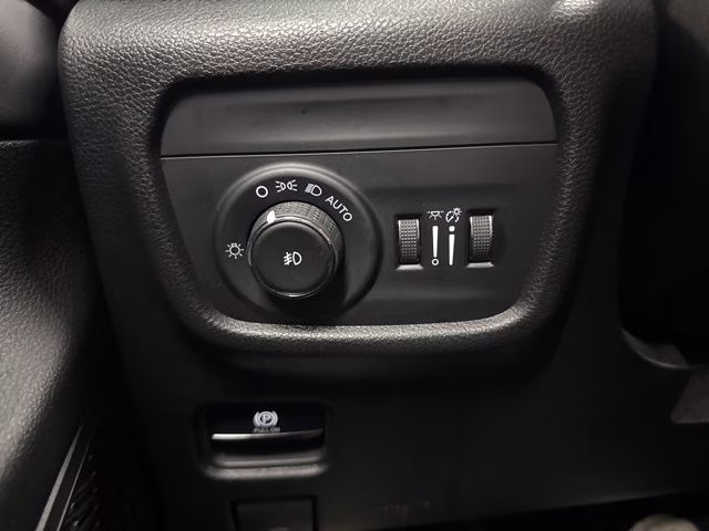 2023 Diamond Black Crystal Pearlcoat Jeep Grand Cherokee Limited 4X4 SUV