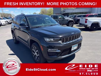 2023 Diamond Black Crystal Pearlcoat Jeep Grand Cherokee Limited 4X4 SUV