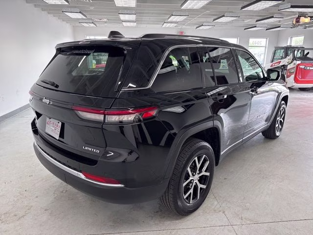 2023 Diamond Black Crystal Pearlcoat Jeep Grand Cherokee Limited 4X4 SUV