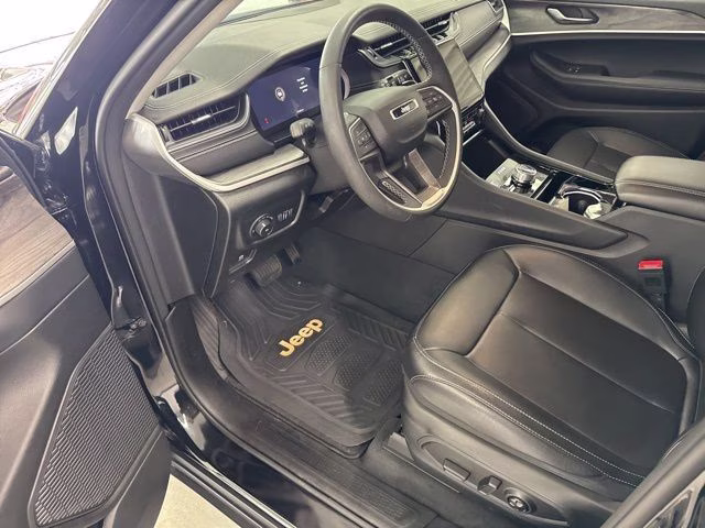 2023 Diamond Black Crystal Pearlcoat Jeep Grand Cherokee Limited 4X4 SUV