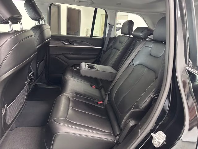 2023 Diamond Black Crystal Pearlcoat Jeep Grand Cherokee Limited 4X4 SUV