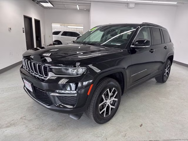 2023 Diamond Black Crystal Pearlcoat Jeep Grand Cherokee Limited 4X4 SUV