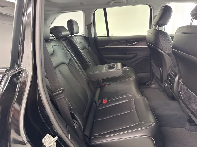2023 Diamond Black Crystal Pearlcoat Jeep Grand Cherokee Limited 4X4 SUV