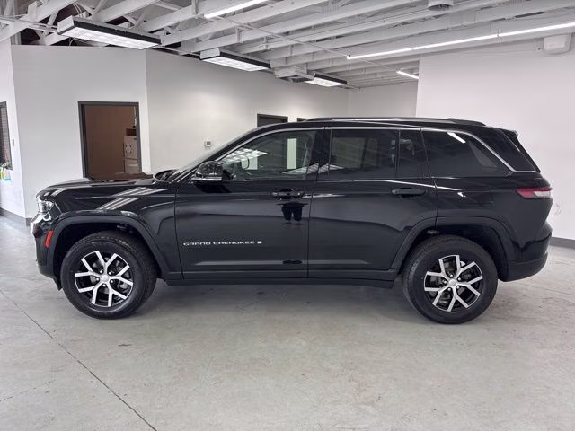 2023 Diamond Black Crystal Pearlcoat Jeep Grand Cherokee Limited 4X4 SUV