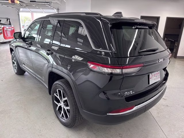 2023 Diamond Black Crystal Pearlcoat Jeep Grand Cherokee Limited 4X4 SUV