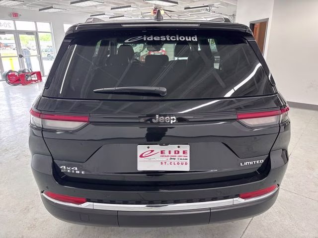 2023 Diamond Black Crystal Pearlcoat Jeep Grand Cherokee Limited 4X4 SUV
