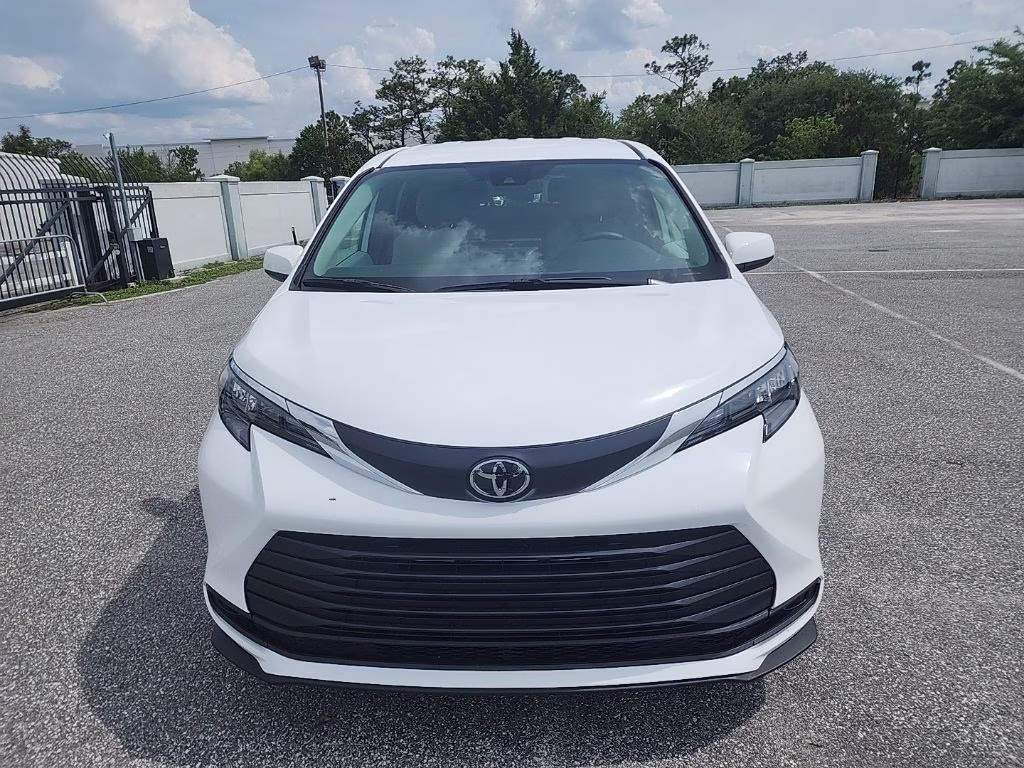 2026 white Toyota Sienna LE FWD Van