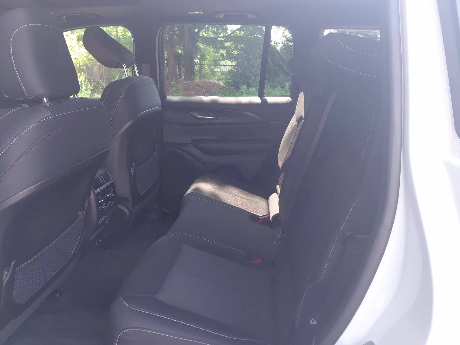 2025 Bright White Clearcoat Jeep Grand Cherokee Laredo X 4X4 SUV