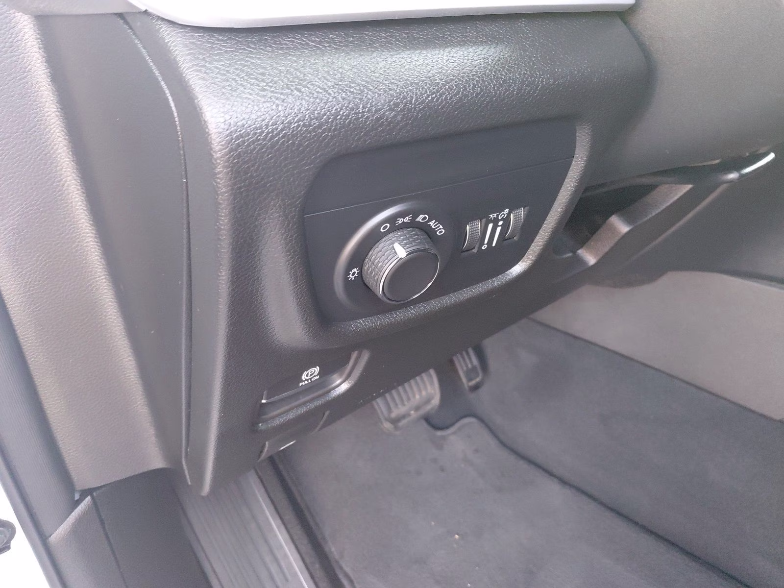 2025 Bright White Clearcoat Jeep Grand Cherokee Laredo X 4X4 SUV