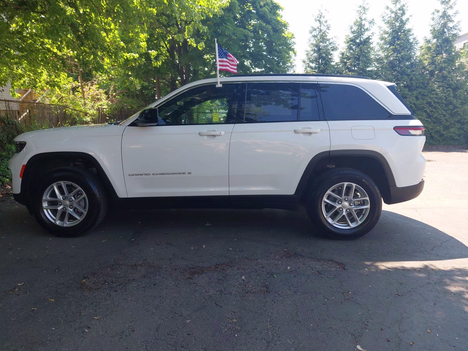 2025 Bright White Clearcoat Jeep Grand Cherokee Laredo X 4X4 SUV