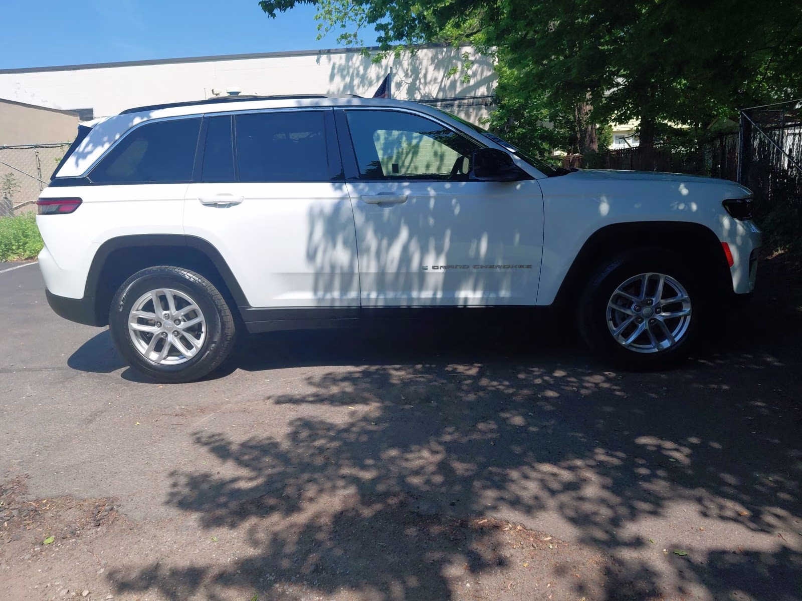 2025 Bright White Clearcoat Jeep Grand Cherokee Laredo X 4X4 SUV