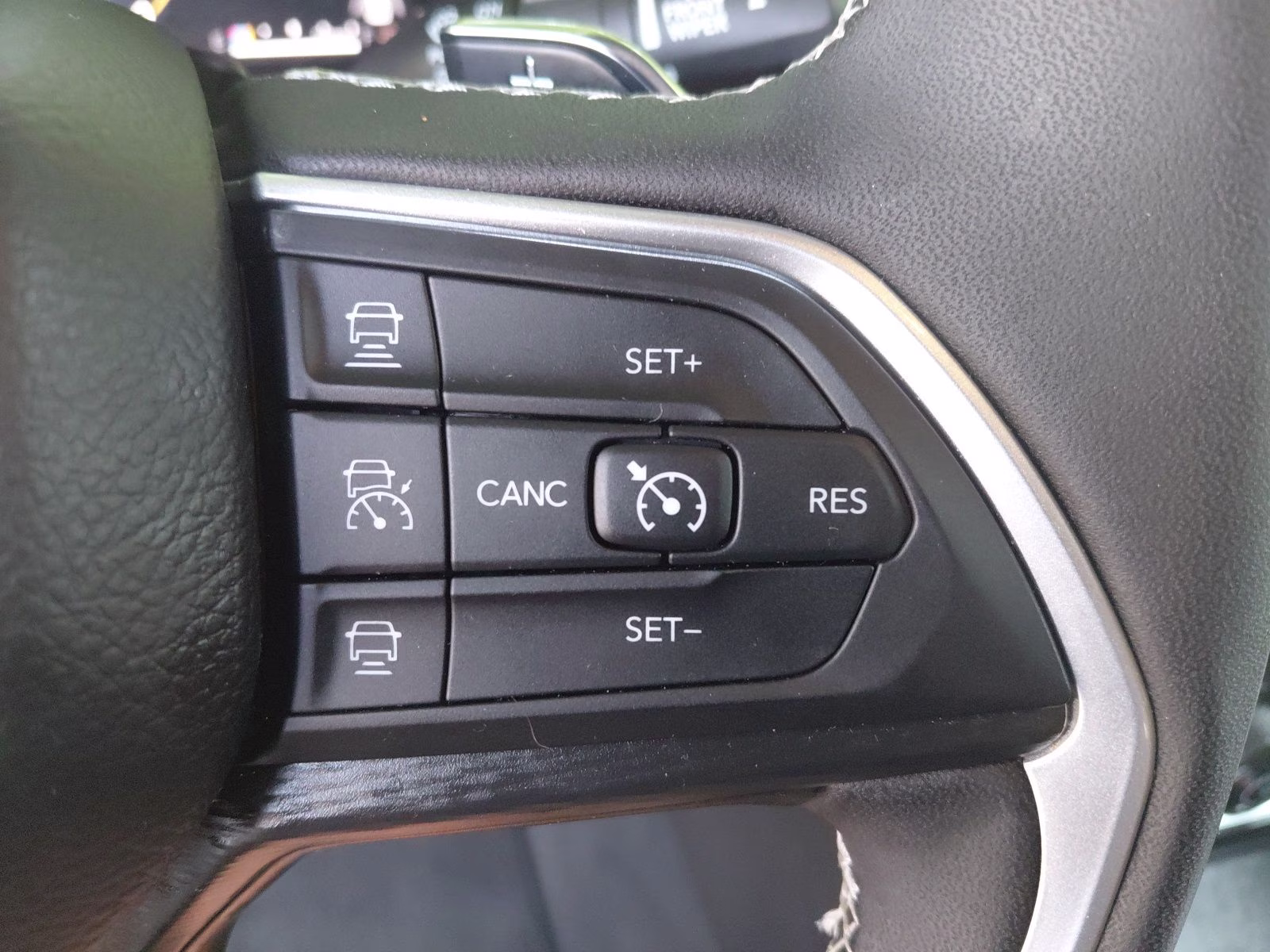 2025 Bright White Clearcoat Jeep Grand Cherokee Laredo X 4X4 SUV