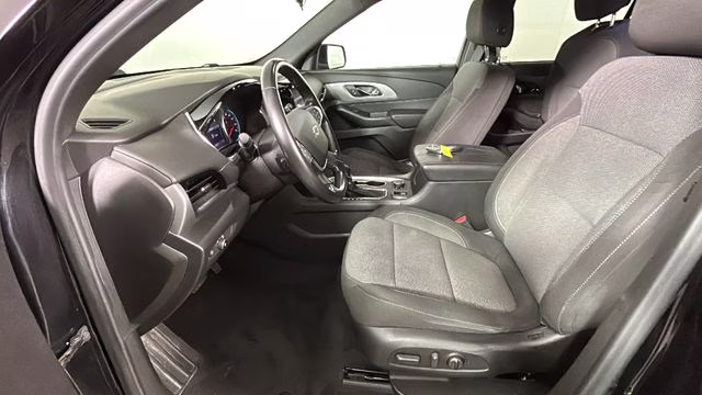 2022 Mosaic Black Metallic Chevrolet Traverse LT FWD SUV