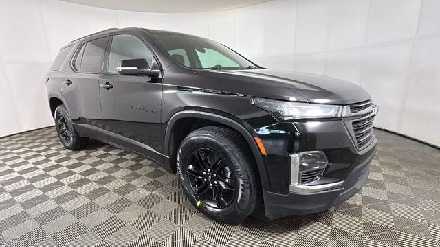 2022 Mosaic Black Metallic Chevrolet Traverse LT FWD SUV