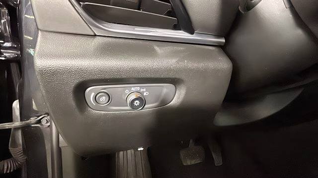 2022 Mosaic Black Metallic Chevrolet Traverse LT FWD SUV