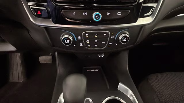 2022 Mosaic Black Metallic Chevrolet Traverse LT FWD SUV