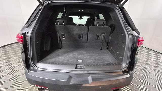 2022 Mosaic Black Metallic Chevrolet Traverse LT FWD SUV