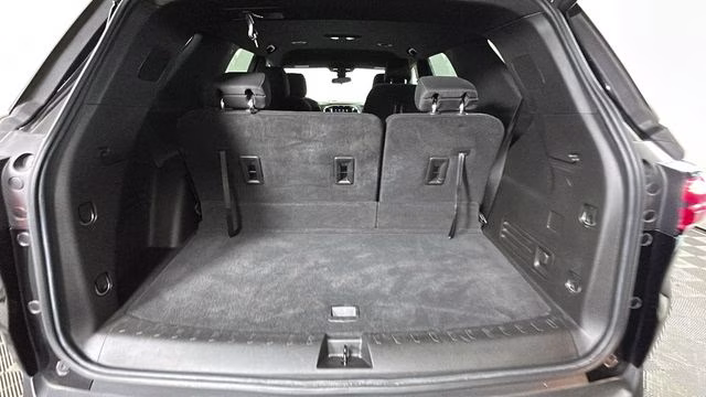2022 Mosaic Black Metallic Chevrolet Traverse LT FWD SUV