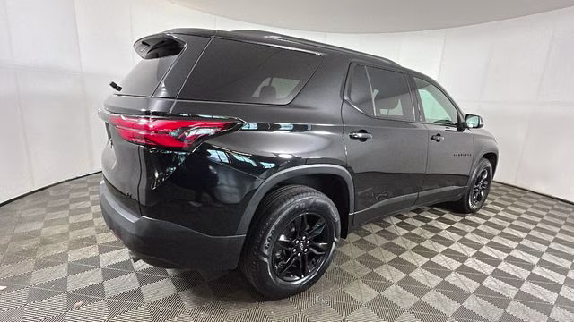 2022 Mosaic Black Metallic Chevrolet Traverse LT FWD SUV