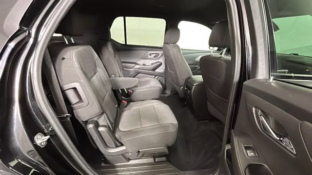 2022 Mosaic Black Metallic Chevrolet Traverse LT FWD SUV
