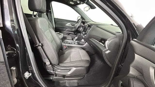2022 Mosaic Black Metallic Chevrolet Traverse LT FWD SUV
