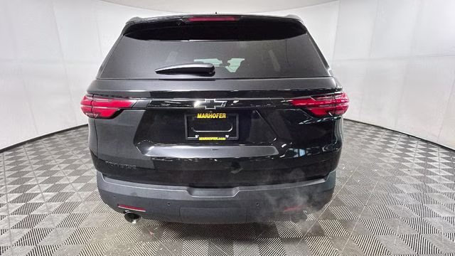 2022 Mosaic Black Metallic Chevrolet Traverse LT FWD SUV